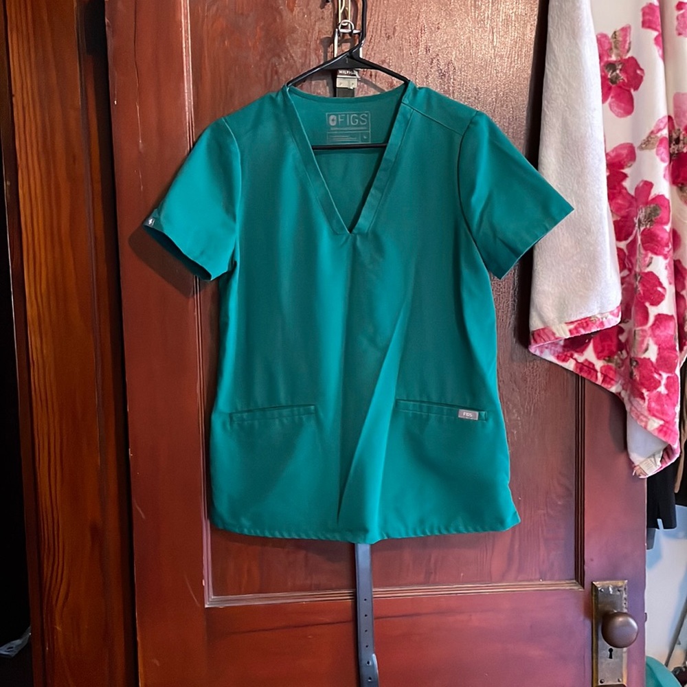 Small figs scrub top